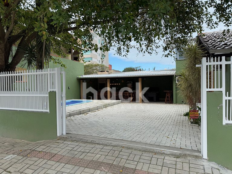 House 421 • Pool • 5 Bedrooms - 5min from Bombas Beach